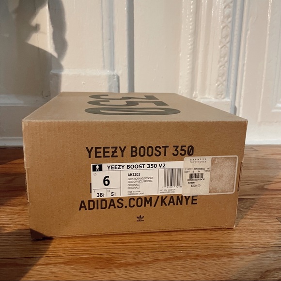 YEEZY BOOST 350 V2 - Beluga. Men’s 6/Women’s 7.5 US. - Picture 4 of 6